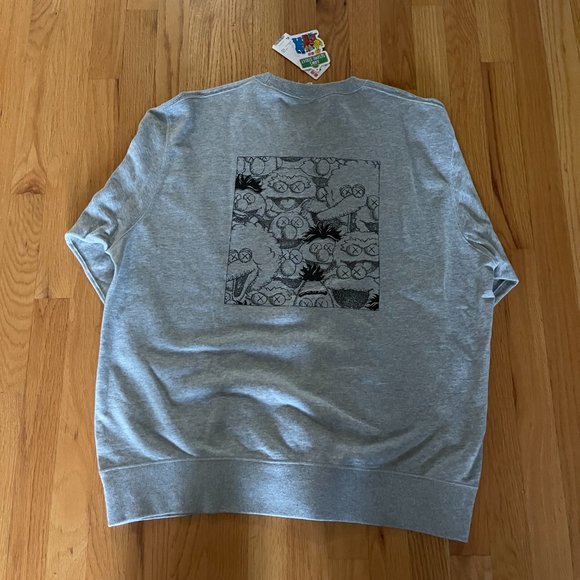 NWT Uniqlo x KAWS Crewneck Sweatshirt in Grey - XL - Picture 4 of 5